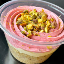 Raspberry Pistachio Cup-Cake